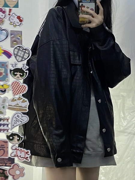 Fekete női bőrdzseki mintával és gombokkal