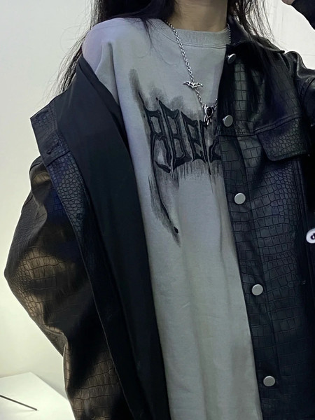 Fekete női bőrdzseki mintával és gombokkal