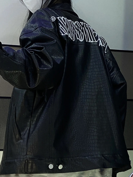 Fekete női bőrdzseki mintával és gombokkal