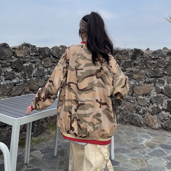 Спортно дамско яке с цип и джоб