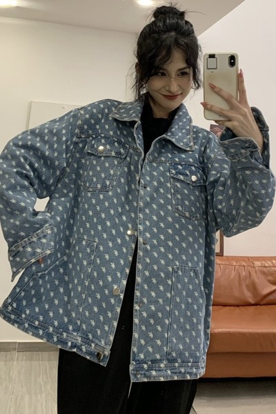 Női farmerdzseki gallérral és zsebbel