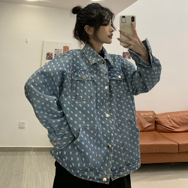 Női farmerdzseki gallérral és zsebbel