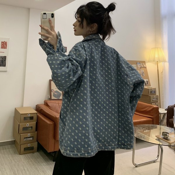 Női farmerdzseki gallérral és zsebbel