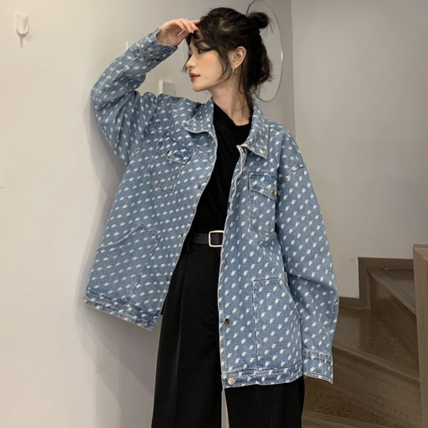 Női farmerdzseki gallérral és zsebbel