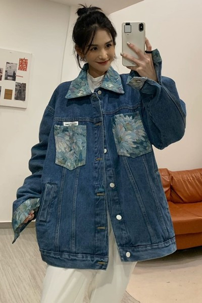 Női farmerdzseki gallérral és gombokkal