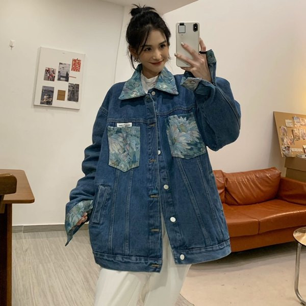 Női farmerdzseki gallérral és gombokkal