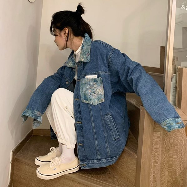 Női farmerdzseki gallérral és gombokkal