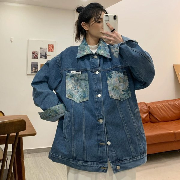 Női farmerdzseki gallérral és gombokkal