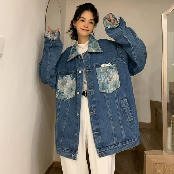 Női farmerdzseki gallérral és gombokkal