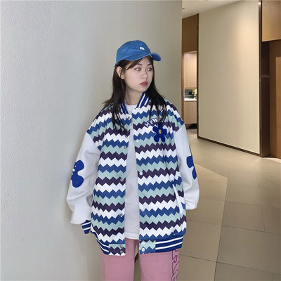 Női őszi kabát bő mintával, gombokkal