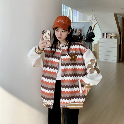 Női őszi kabát bő mintával, gombokkal