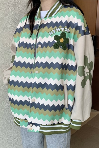 Női őszi kabát bő mintával, gombokkal