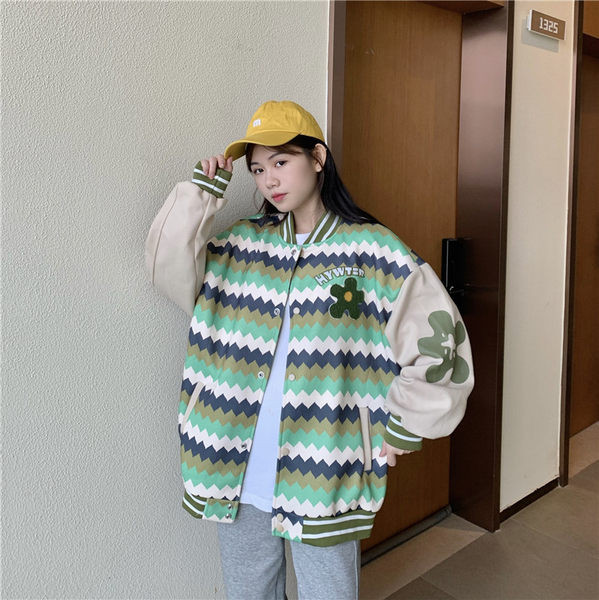 Női őszi kabát bő mintával, gombokkal