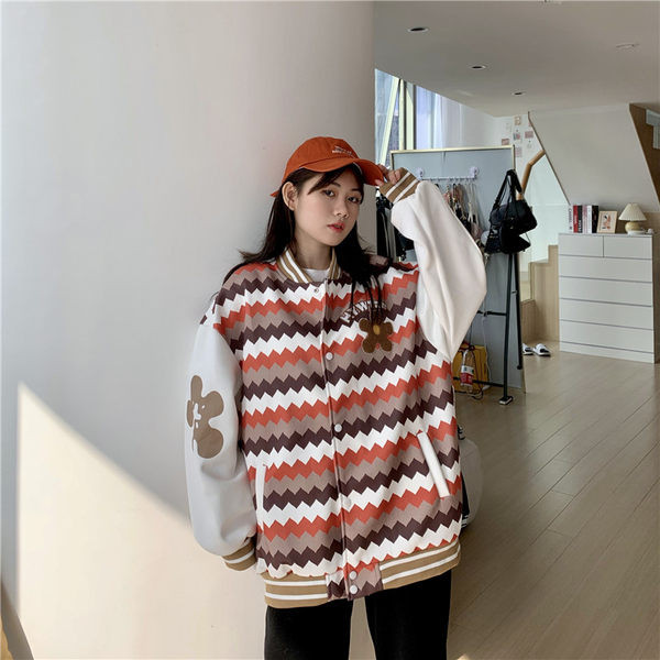 Női őszi kabát bő mintával, gombokkal