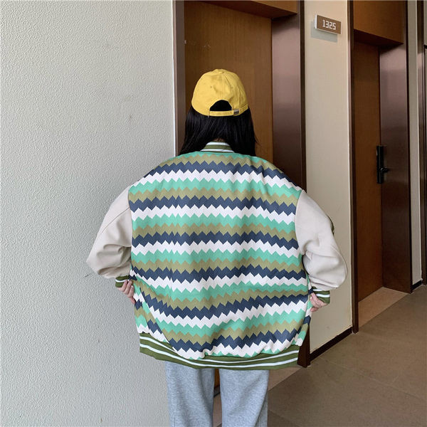 Női őszi kabát bő mintával, gombokkal