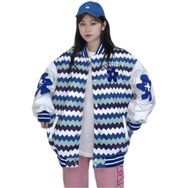 Női őszi kabát bő mintával, gombokkal