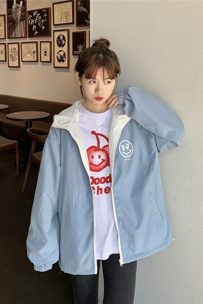 Női őszi kabát mintával és cipzárral