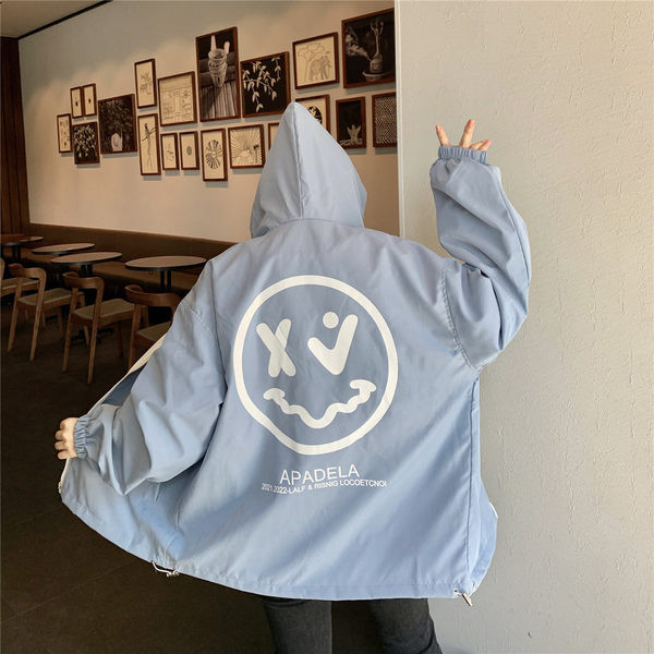 Női őszi kabát mintával és cipzárral