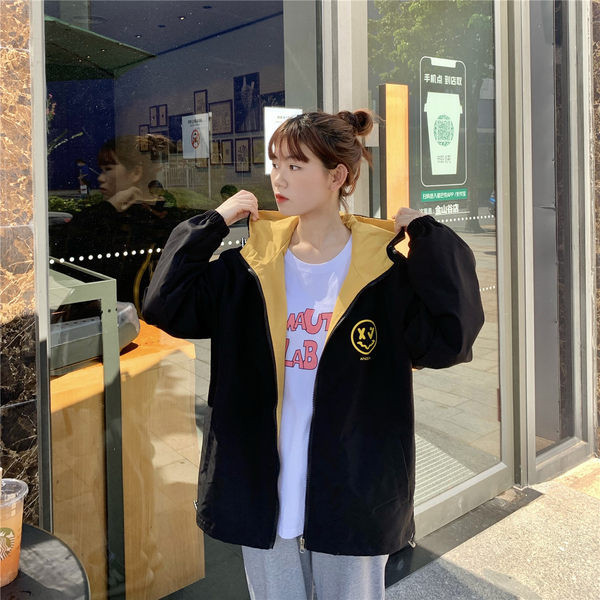 Női őszi kabát mintával és cipzárral