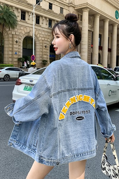 Ženska jesenska jakna slobodnog uzorka - traper na gumbe