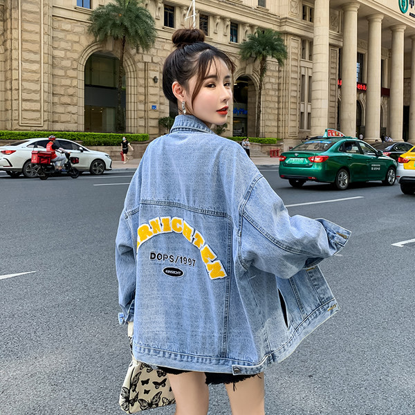 Ženska jesenska jakna slobodnog uzorka - traper na gumbe