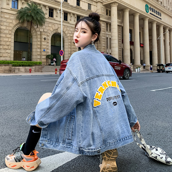 Ženska jesenska jakna slobodnog uzorka - traper na gumbe