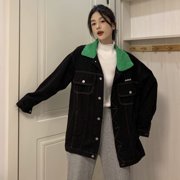 Őszi sportdzseki nőknek gombokkal és gallérral