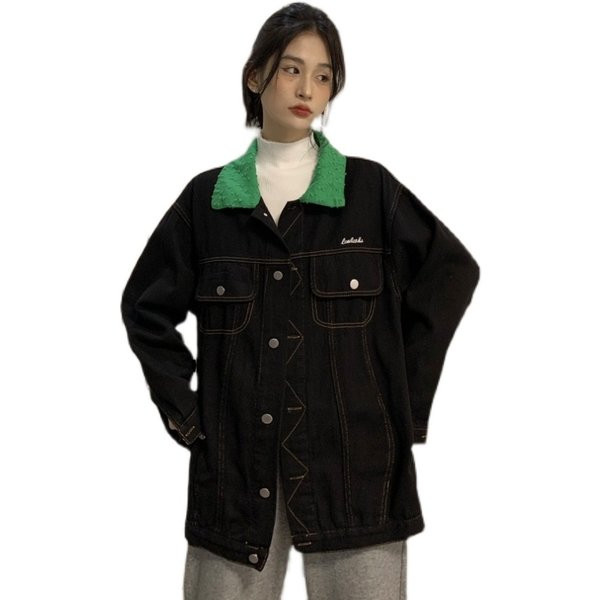 Őszi sportdzseki nőknek gombokkal és gallérral