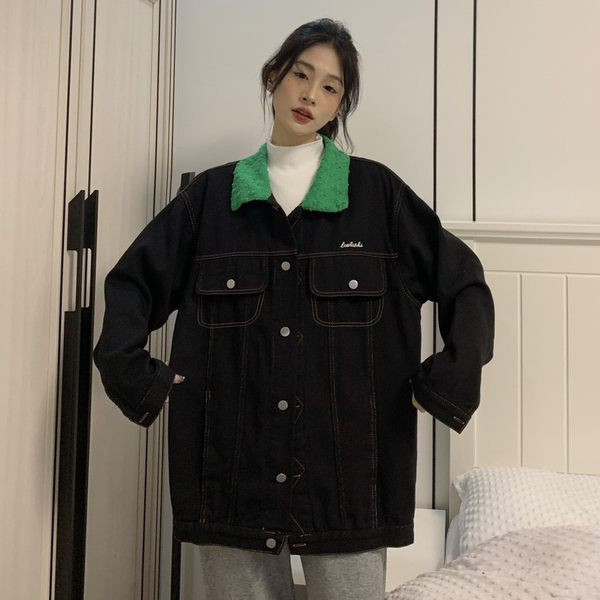 Őszi sportdzseki nőknek gombokkal és gallérral