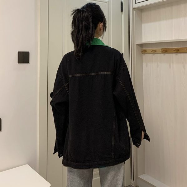 Őszi sportdzseki nőknek gombokkal és gallérral