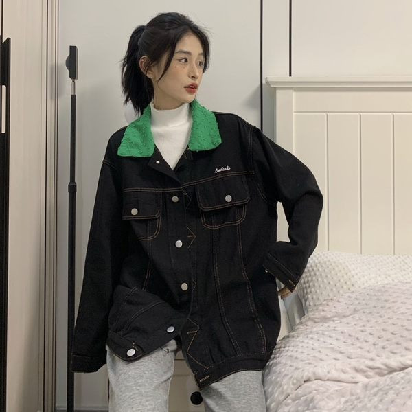 Őszi sportdzseki nőknek gombokkal és gallérral