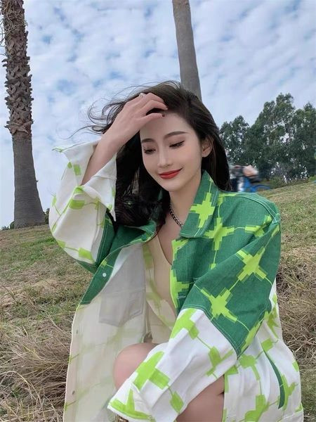 Színes női kabát dekoratív zsebbel és gallérral