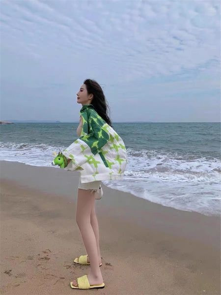 Színes női kabát dekoratív zsebbel és gallérral