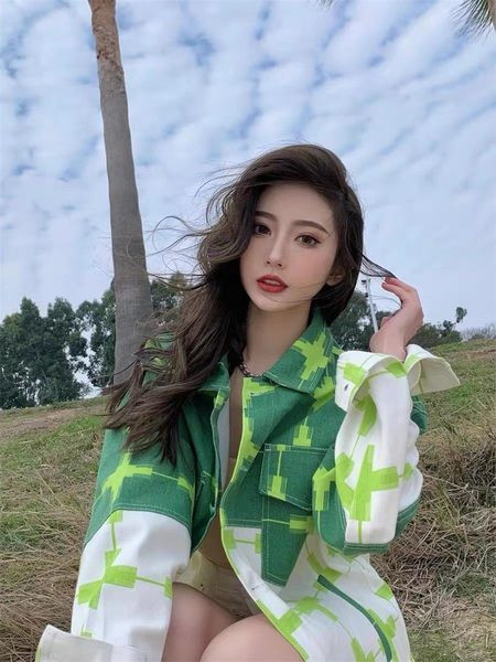 Színes női kabát dekoratív zsebbel és gallérral