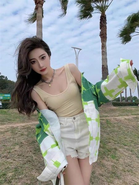 Színes női kabát dekoratív zsebbel és gallérral