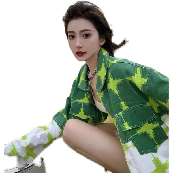 Színes női kabát dekoratív zsebbel és gallérral