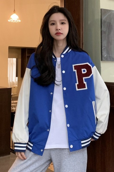 Jesenska bejzbol jakna s širokim uzorkom i kopčanjem na gumbe