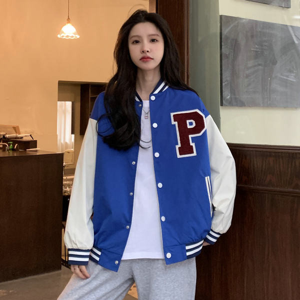 Jesenska bejzbol jakna s širokim uzorkom i kopčanjem na gumbe