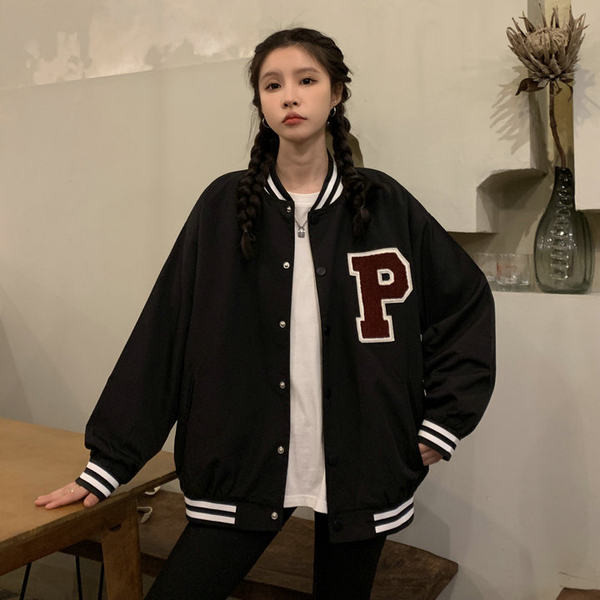 Jesenska bejzbol jakna s širokim uzorkom i kopčanjem na gumbe