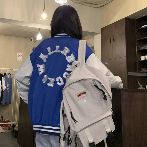 Jesenska bejzbol jakna s širokim uzorkom i kopčanjem na gumbe