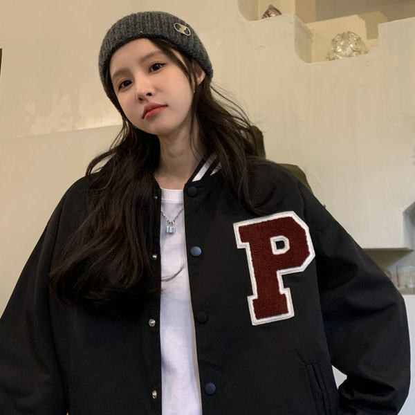 Jesenska bejzbol jakna s širokim uzorkom i kopčanjem na gumbe