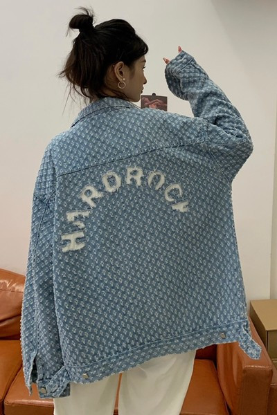 Női őszi kabát bő mintával - gombos rögzítéssel