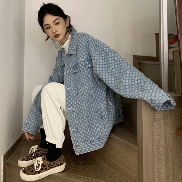 Női őszi kabát bő mintával - gombos rögzítéssel