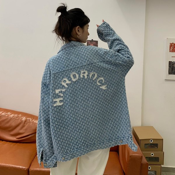 Női őszi kabát bő mintával - gombos rögzítéssel