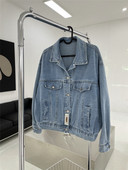 Női farmerdzseki zsebbel és gallérral