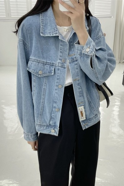 Női farmerdzseki zsebbel és gallérral