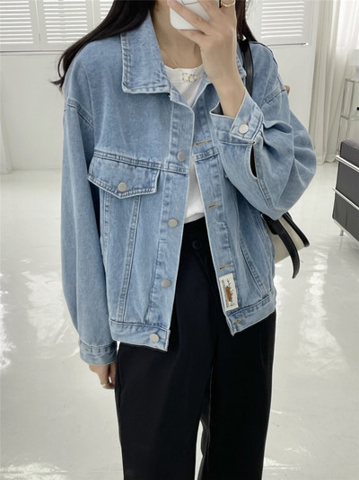 Női farmerdzseki zsebbel és gallérral