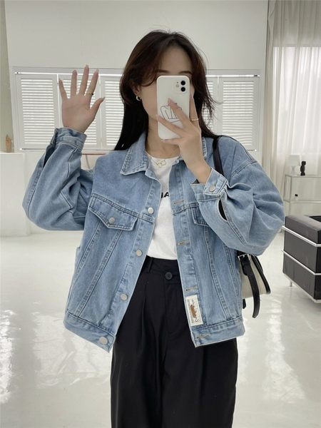 Női farmerdzseki zsebbel és gallérral