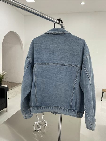 Női farmerdzseki zsebbel és gallérral