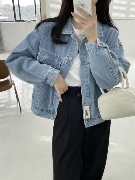 Női farmerdzseki zsebbel és gallérral